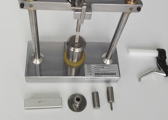 IEC60884 Fig27 Hình 42 Thiết bị kiểm tra va đập trên các chân được cung cấp với tay áo cách điện